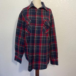 Vintage size M men's flannel shirt. 1980s. Red and blue