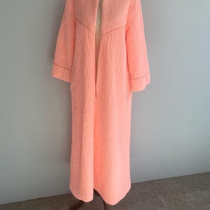 bright pink to orange dressing gown. Lightly quilted. Mid century cool nylon dressing gown or housedress. Leisure Life. Size Large. zip down