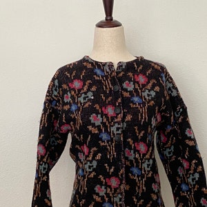 Vintage sz M 1950s Sweater. Hooper Assoc. Wool. Bright Florals. Pinup Sweater. Timeless Classic Sweater. Size medium. image 7