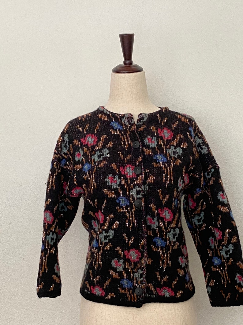 Vintage sz M 1950s Sweater. Hooper Assoc. Wool. Bright Florals. Pinup Sweater. Timeless Classic Sweater. Size medium. image 7