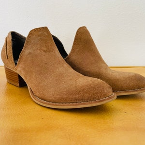 size 6 suede western style Leather Ankle Boots. Preppy classic ankle boots. Closet basics boots. Beige. Short Heel. Classic rodeo or cowboy