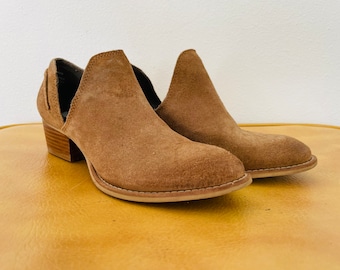 size 6 suede western style Leather Ankle Boots. Preppy classic ankle boots. Closet basics boots. Beige. Short Heel. Classic rodeo or cowboy