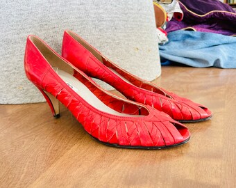 Vintage 1970's Red Kitten Heel. Women's size 8.5. Bandolino. Foxy Red Heel. Pin Up. Sexy Shoes. open Toed Heels. Pumps.