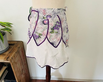 1950s true vintage novelty print grapes and plums hostess apron. Purple and white. Cotton. Pockets. Holiday wear. Fruit novelty print. Vino