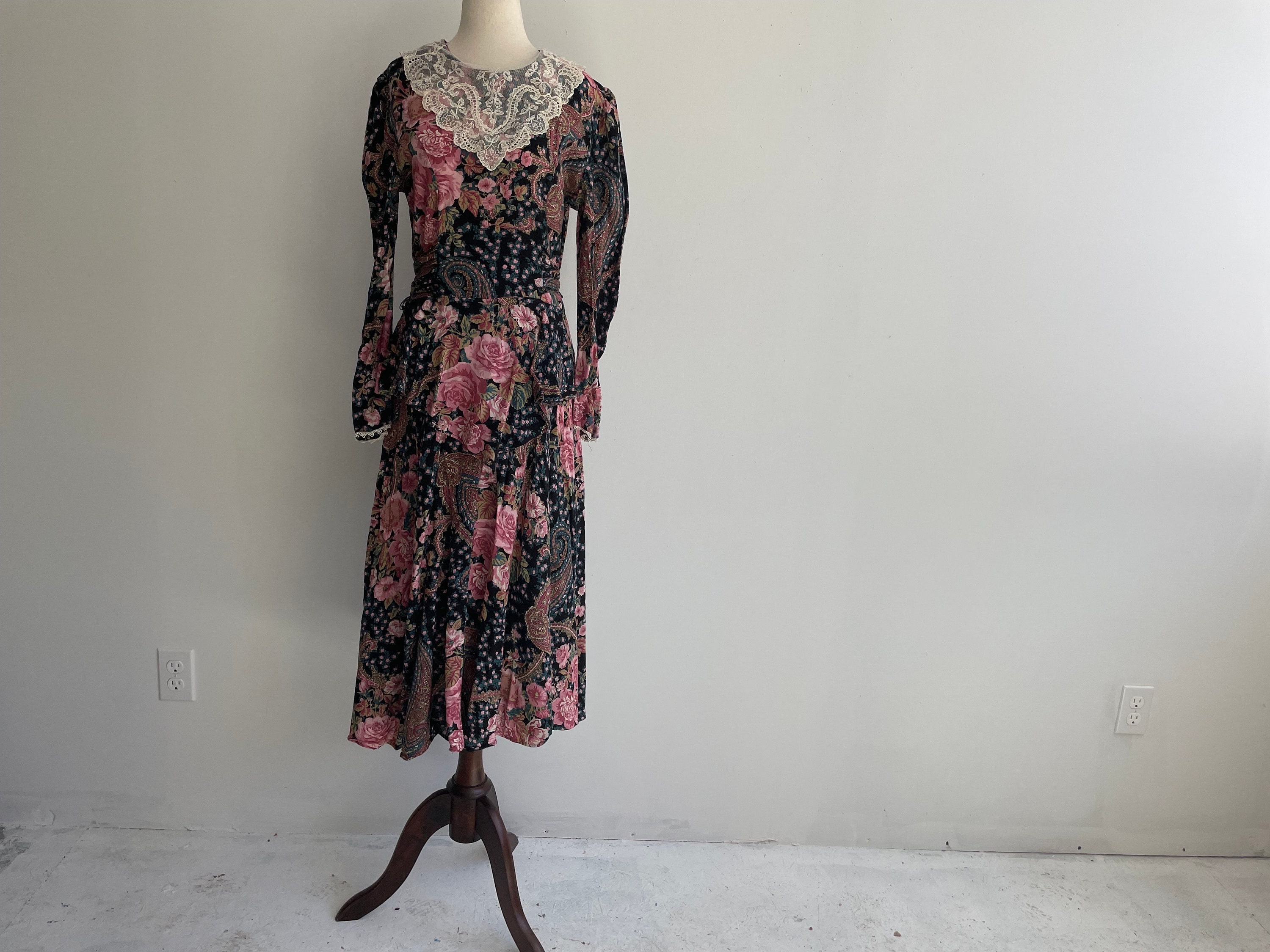 Floral 90s Dropped Waist Church Dress. Back Ties. 90s Mom Floral 90s Dropped Waist Church Dress. Back Ties. 90s Mom