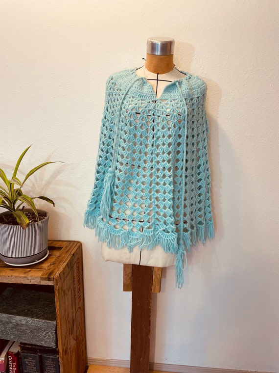 Vintage 1970s Women's blue crochet Cape. made by … - image 4