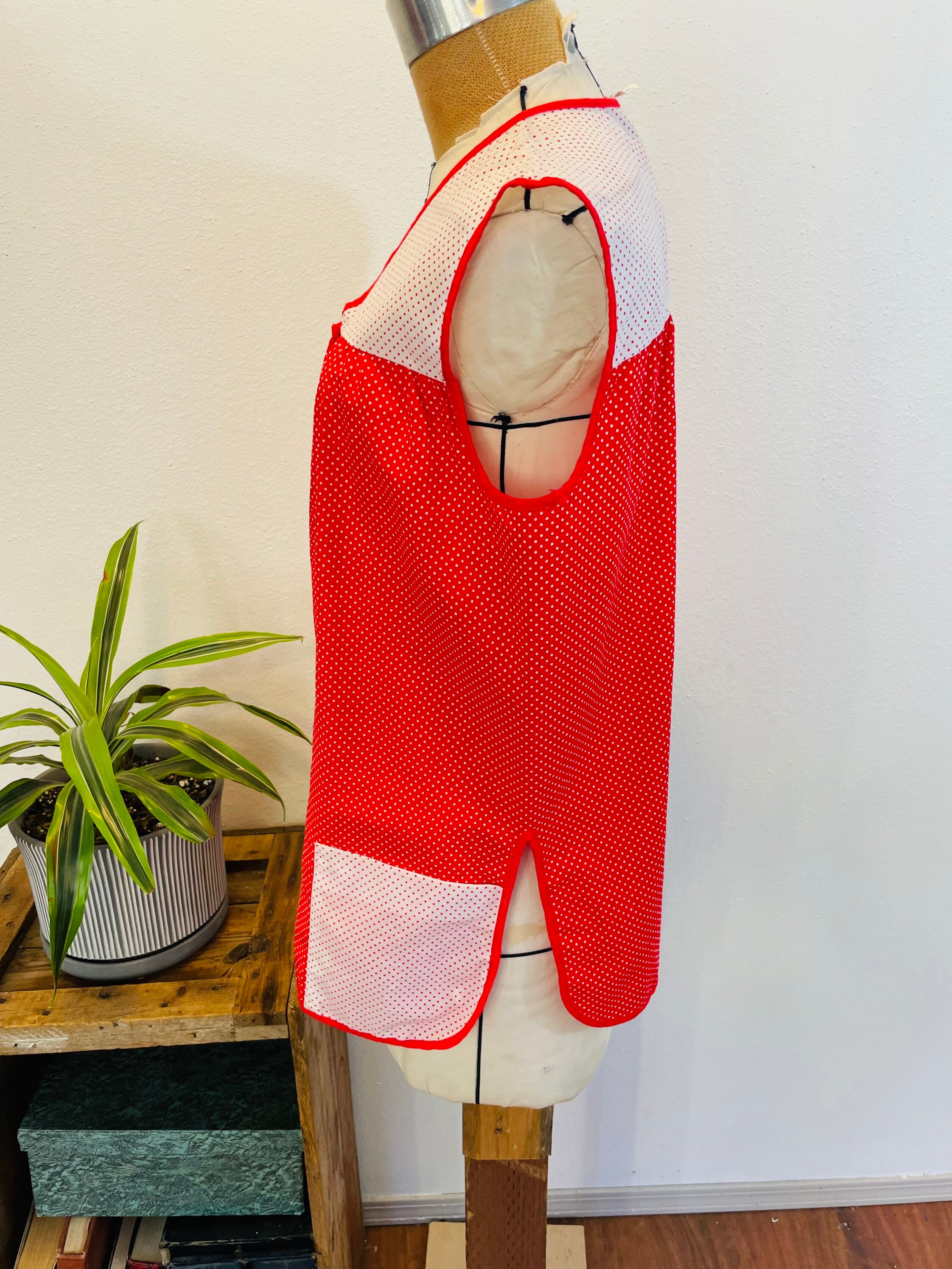 White and Red Snap up Apron With Pockets and Trim. 1960's. Colorful ...