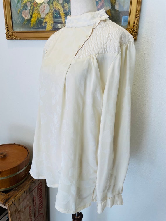 size 2X 1980s/1990s Cream blouse by Maggie II. Man