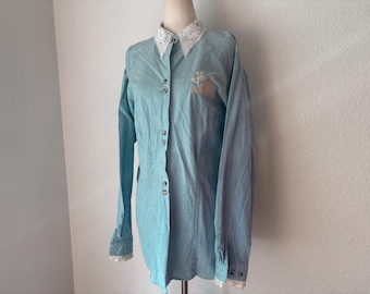 Size L all cotton western denim blouse. Light blue. Horse motif. Lace Collar.