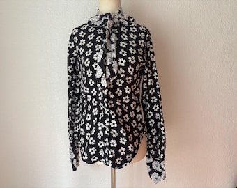 1960s/1970s black and white crazy daisies cotton tie neck blouse.