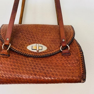 Bolso de cuero tejido pesado. Grande. Bolso de cuero trenzado y tejido de cuero marrón cálido y frío con correas extra largas.