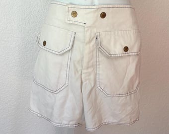 Białe, bawełniane kąpielówki męskie z lat 60., rozmiar 32, model "State O'Main pool pants by John Weitz". Kieszenie. Podszewka.