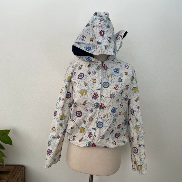 1950s hooded nautical print cotton jacket. Novelty Print of Sailboats. old money aesthetic. Crisp zipping hooded jacket with pockets. Clas