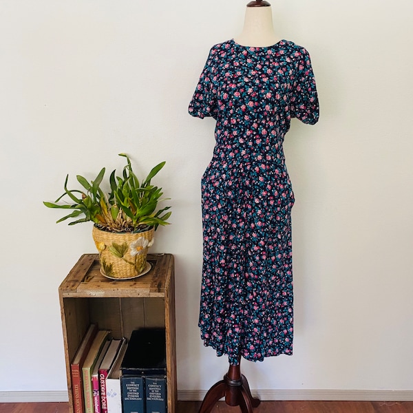 1990s summer rayon floral Dress. Back buttoning with pockets Flowy Comfy Beautiful Summer Midi Dress. Boho Adorable. 90s fashion. Festivals