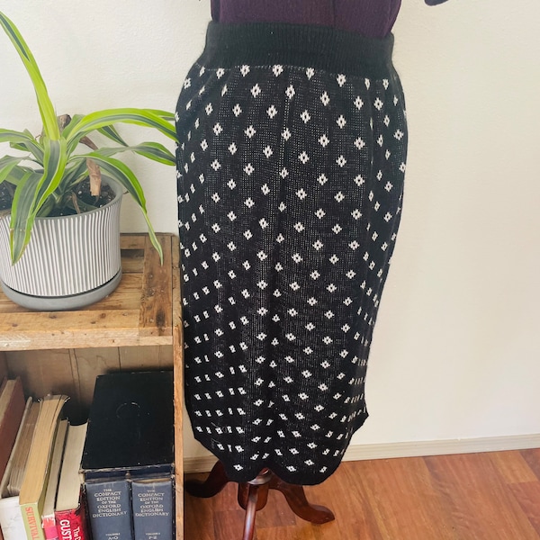 1970s does 1940s knit polkadot pencil skirt. Soft. Warm. Cozy preppy knitwear.Size large to extra large.Preppy classic black and white skirt