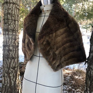 Gorgeous 1940s beaver fur capelet. Shawl Collar. Satin Lined. Two types of fur.