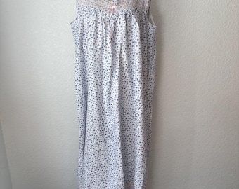 Vintage sleeveless blue and white all cotton crazy daisy print flannel Nightgown.