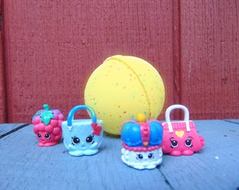 Surprise toy bath bomb, bath bomb with toy inside, kids bath bomb. Large 5 ounce bath bomb, suprise bath bomb