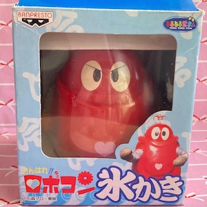 Robot rojo kawaii Robocon, máquina de afeitar hielo de anime para hacer kakigori, estilo retro vintage de 1998, de Japón, década de 1990.