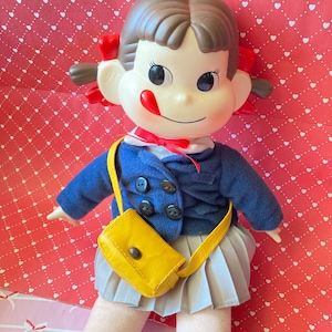 Poupée Kawaii Milky Peko chan en uniforme d'élève japonais ou en version maternelle avec cartable, importée de Fujiya, Japon