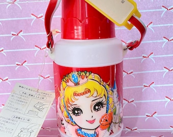Personaje de manga Kawaii Big Eye Girl de Chieko Hosokawa: Botella de agua roja retro vintage original de Japón, años 70, con diseño de Blancanieves.