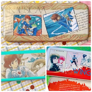 Peut inclure: Trousse rectangulaire avec des illustrations d'anime. La trousse présente des personnages de "Nausicaä de la Vallée du Vent" et d'autres anime. La trousse porte les inscriptions "NAUSICAA" et "THE VALLEY OF WIND".