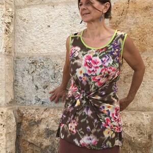 Geblümte Seidenbluse, Seidenbluse, Seidenhemdchen, geblümte Bluse, Tunika Top, ärmellose Bluse, Tank Top, kleidsame Bluse, Sommerhemd, Seidentop