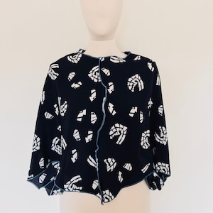 Capa preta e branca, poncho com mangas, capa de ombro, poncho feminino, top de seda, cafetã de seda, kaftan de seda, capa, blusa de seda, top feminino