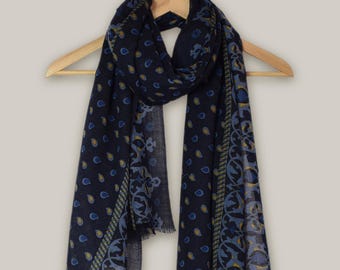 Pañuelo de invierno de hombre de lana en tono azul marino, bufanda de lana hombre