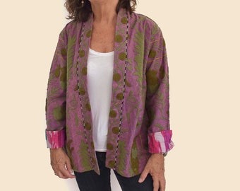 Chaqueta corta Suzani de mujer  color lila con bordado verde musgo, ropa estilo boho chic