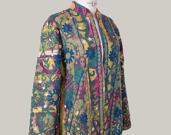 Kimono-stijl jas, maat L, met levendige gekleurde Kantha-stof en bloemen Suzani-borduurwerk