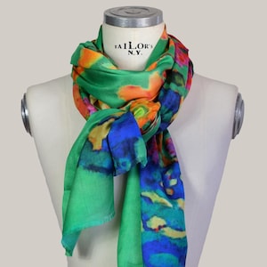 Seidenschal mit kunstvollem Blumenmuster und leuchtenden Farben, Bohème-Stil, elegantes Accessoire, inspiriert von moderner Kunst.