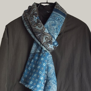 Fine wool silk men&#39;s scarf with paisley and Indian filigree print