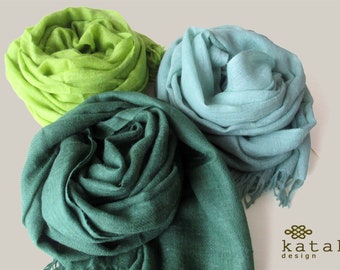 Tour de cou en laine fine dans les tons verts, écharpe laine femme, écharpe couleurs unies printanières, pashmina indien, écharpe douce légère