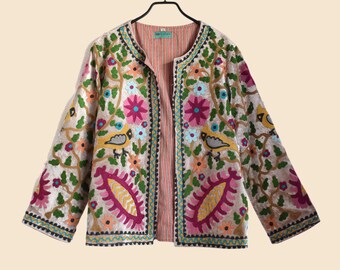 Veste en velours perlé avec broderie à la main Suzani de fleurs et d'oiseaux colorés