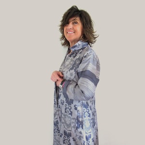 Stylish kimono coat in sizes Large  and Extra Large  with geometric print in blue-gray or copper color