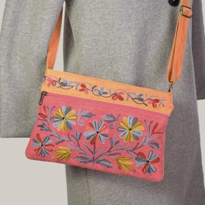 Umhängetasche aus rosa Wildleder mit Blumenstickerei, langem Riemen und Reißverschluss, ideal für den täglichen Gebrauch, bequem und leicht
