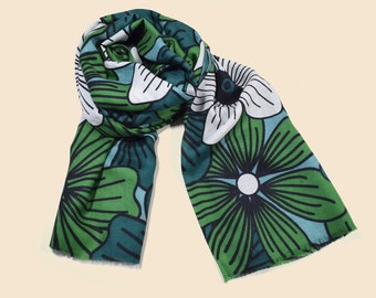 Pañuelo fular de lana para mujer con estampado de grandes flores en color verde y azul