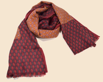 Pañuelo de suave lana para mujer con estampado geométrico en color granate y ocre