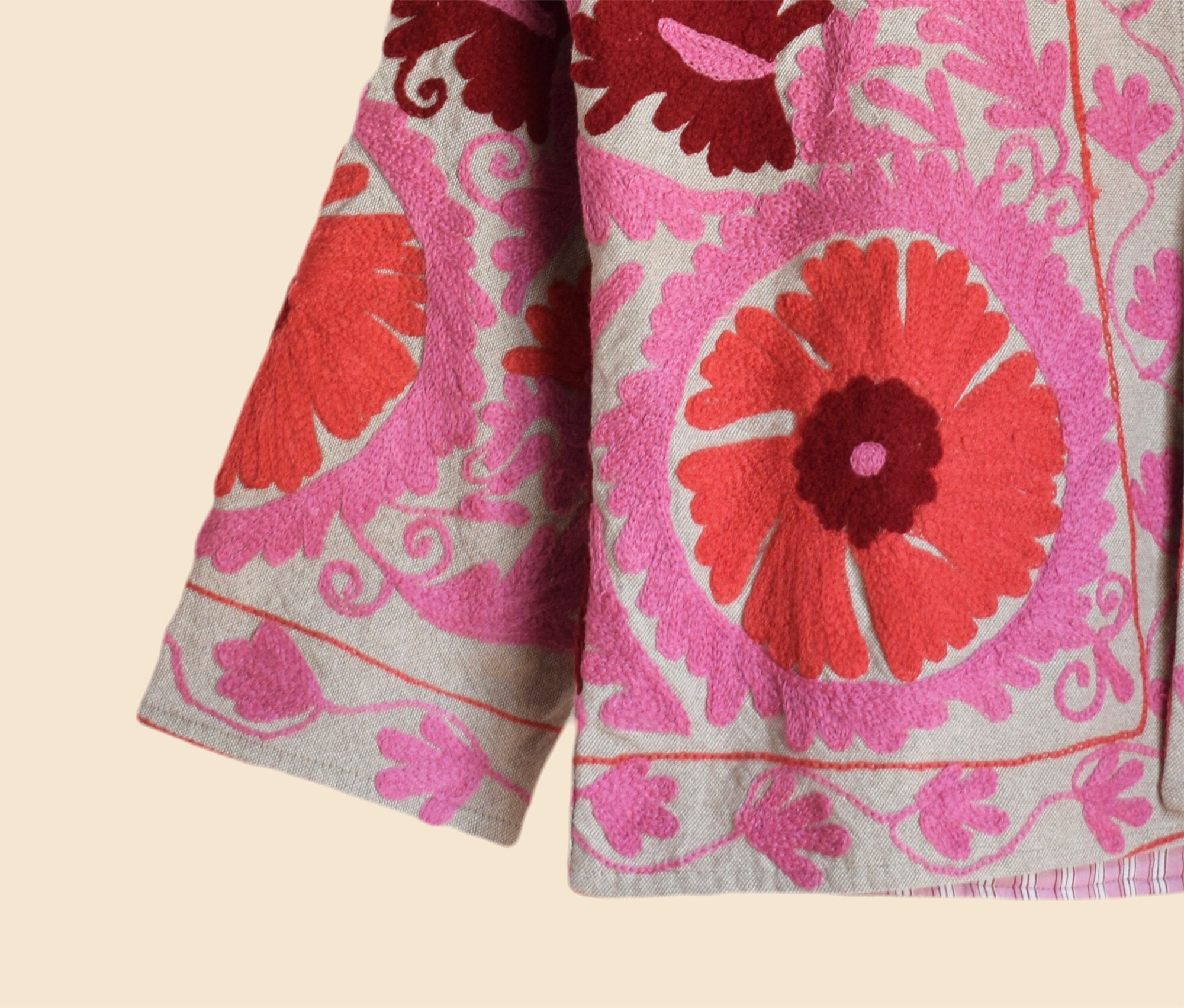 Suzani コットン ジャケットストーン カラーピンクとマルーンの刺繍 