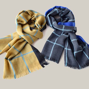 Herrenschal aus Wolle und Seide mit senffarbenen und grauen Streifen. Unisex-Schal mit Karomuster