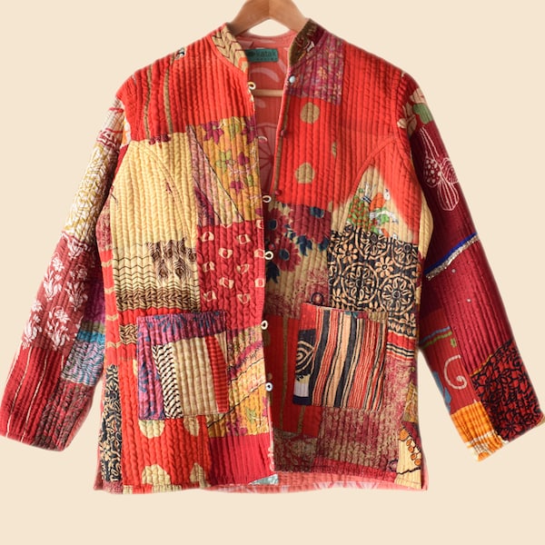 Veste matelassée patchwork taille M aux tons rouges en soie recyclée, veste broderie kantha réversible