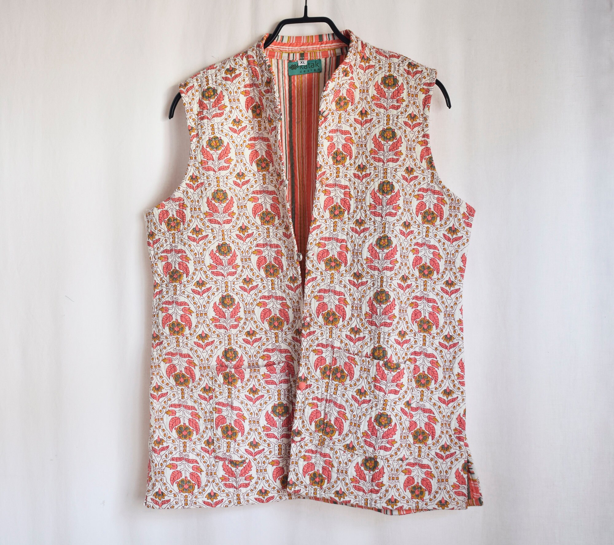 カンタ刺繍入りリバーシブルキルティングコットンベスト、インド綿の 