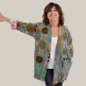 Suzani katoenen jas maat L met kleurrijk bloemenborduurwerk, bohemien kleding