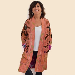 Langer korallenroter oder rosafarbener Mantel mit Susani-Stickerei, langer offener Kimono mit Blumenstickerei