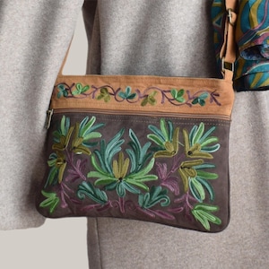 Umhängetasche aus braunem Wildleder mit Blumenstickerei, langem Riemen und Reißverschluss, ideal für den täglichen Gebrauch, bequem und leicht