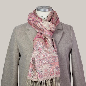 Woven pink and beige 50x180 cm. silk scarf with traditional Indian paisley design, Indian silk pashmina