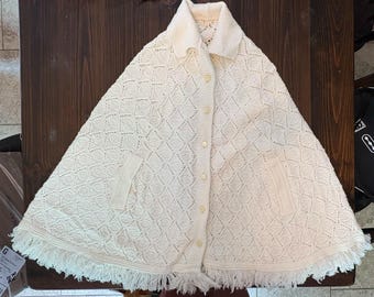 Poncho/mantella/scialle vintage lavorato a maglia all'uncinetto, stile boho hippie, stile cottage con frange.