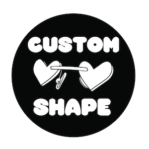 Może przedstawiać: Czarno-biały projekt graficzny z tekstem "CUSTOM SHAPE" w białych literach na czarnym kole. Grafika przedstawia dwa okulary przeciwsłoneczne w kształcie serca połączone metalową belką.