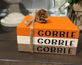 Aangepaste houten boekenstapel: gepersonaliseerde boerderijplankdecor